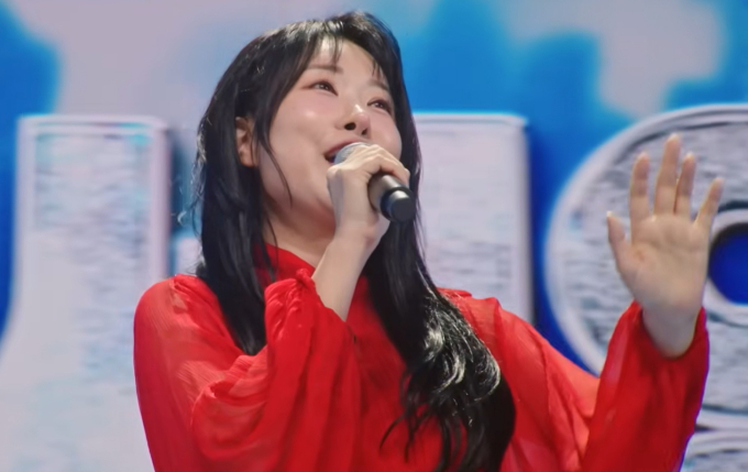 노란 수영복에 섹시한 몸매 어필하는 존예 처자