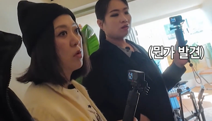 노란 수영복에 섹시한 몸매 어필하는 존예 처자