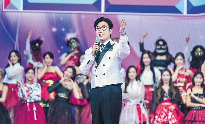 노란 수영복에 섹시한 몸매 어필하는 존예 처자