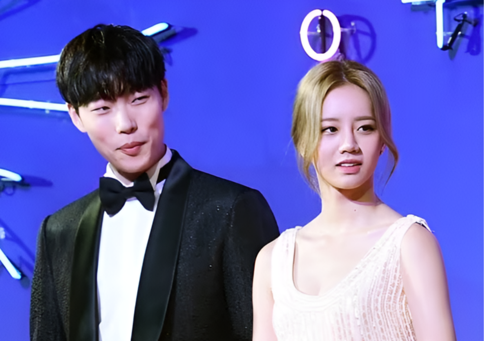 노란 수영복에 섹시한 몸매 어필하는 존예 처자