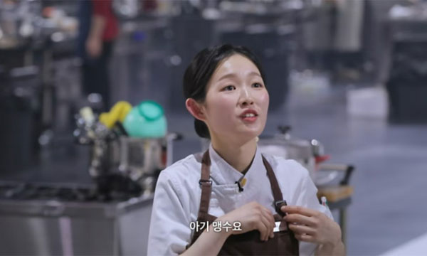 노란 수영복에 섹시한 몸매 어필하는 존예 처자