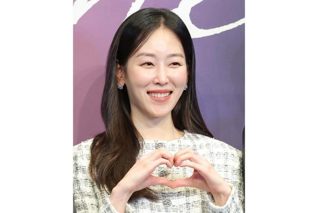 노란 수영복에 섹시한 몸매 어필하는 존예 처자