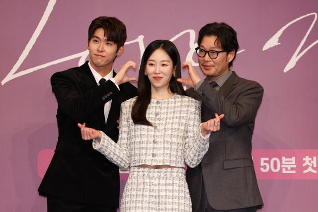 노란 수영복에 섹시한 몸매 어필하는 존예 처자