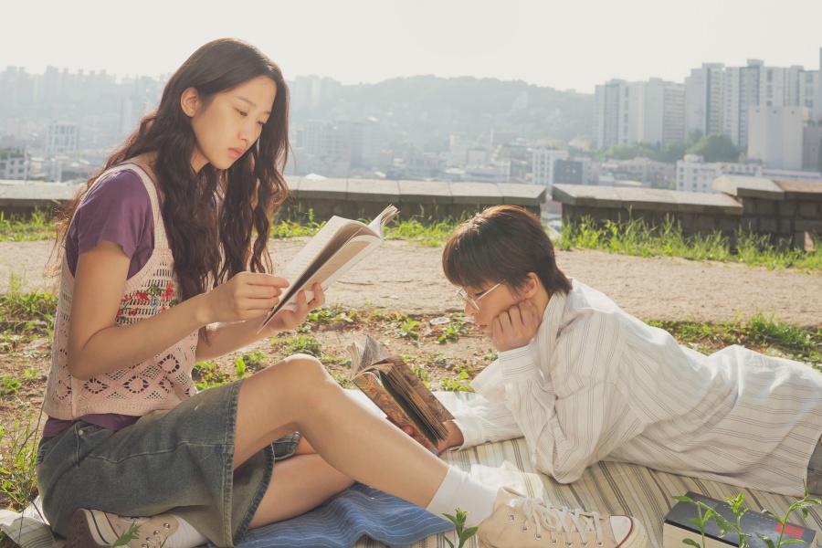 노란 수영복에 섹시한 몸매 어필하는 존예 처자