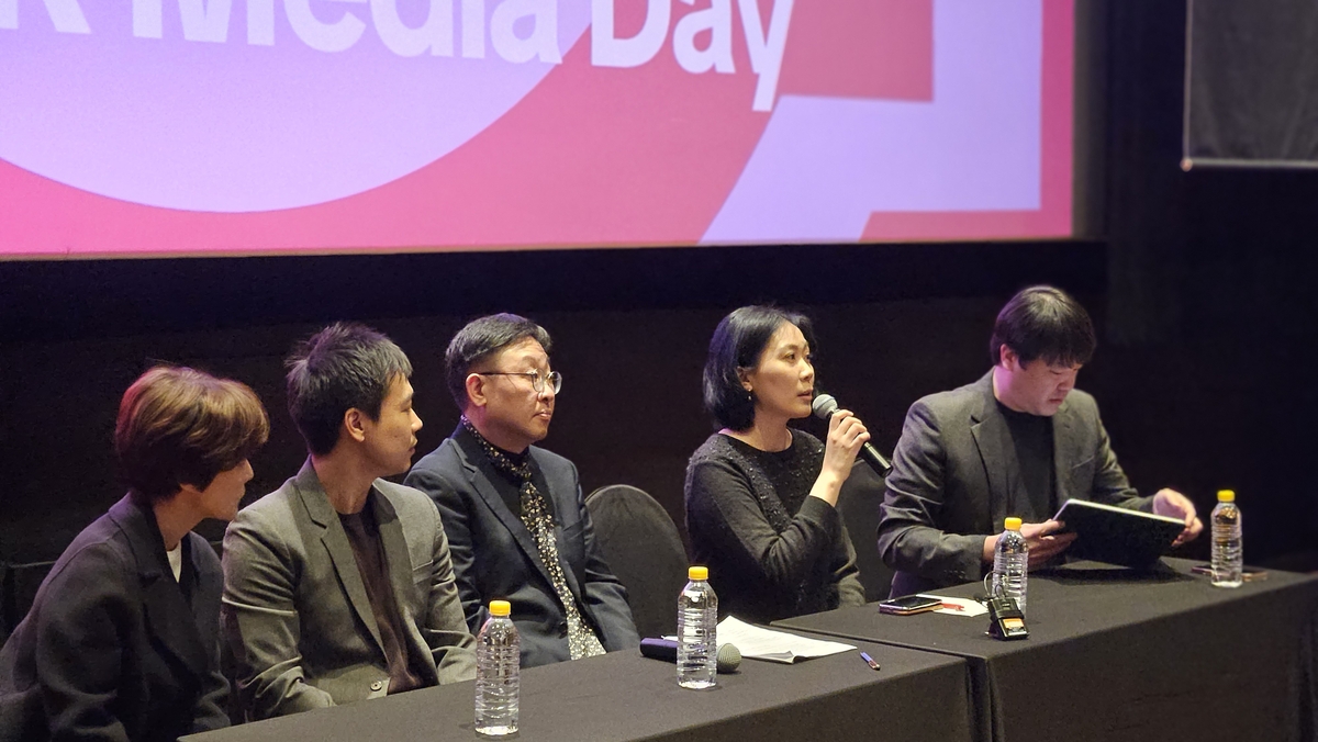 노란 수영복에 섹시한 몸매 어필하는 존예 처자