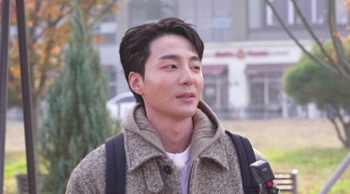 노란 수영복에 섹시한 몸매 어필하는 존예 처자