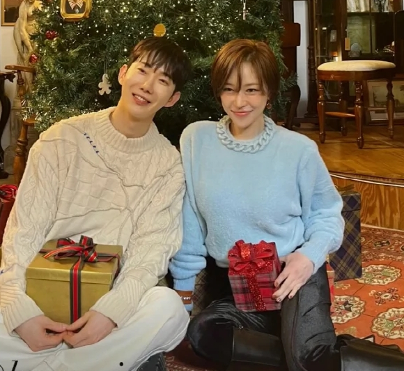 노란 수영복에 섹시한 몸매 어필하는 존예 처자