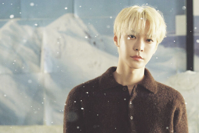 노란 수영복에 섹시한 몸매 어필하는 존예 처자