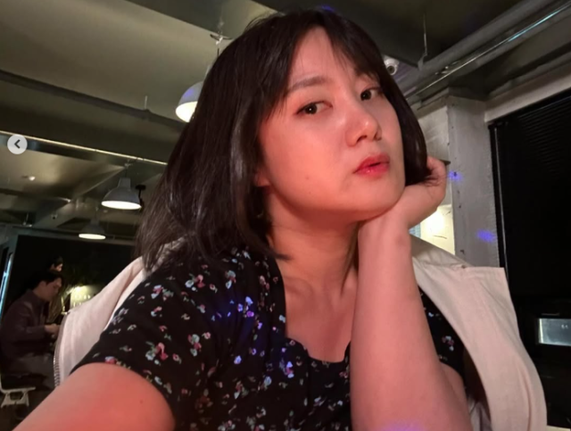 노란 수영복에 섹시한 몸매 어필하는 존예 처자