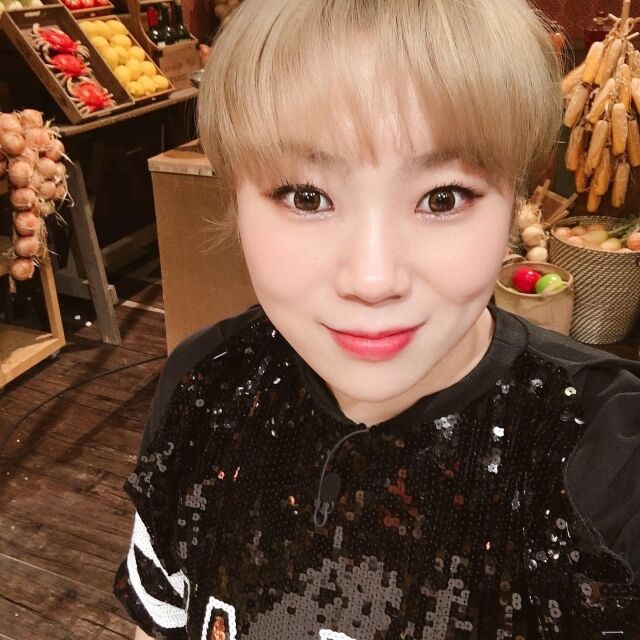 노란 수영복에 섹시한 몸매 어필하는 존예 처자