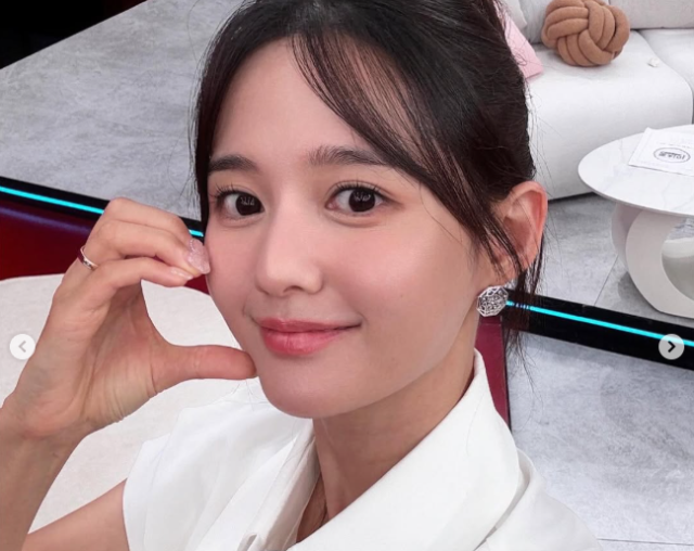 노란 수영복에 섹시한 몸매 어필하는 존예 처자