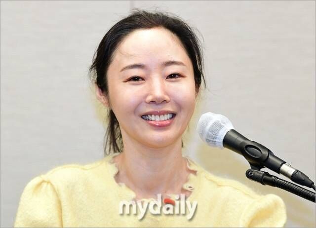 노란 수영복에 섹시한 몸매 어필하는 존예 처자