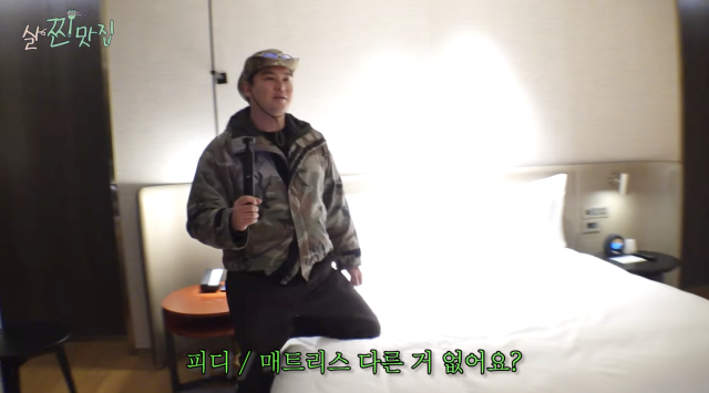 노란 수영복에 섹시한 몸매 어필하는 존예 처자