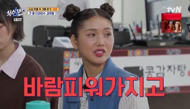 노란 수영복에 섹시한 몸매 어필하는 존예 처자