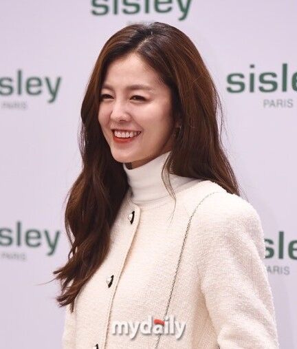 노란 수영복에 섹시한 몸매 어필하는 존예 처자