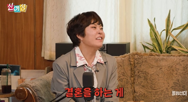 노란 수영복에 섹시한 몸매 어필하는 존예 처자