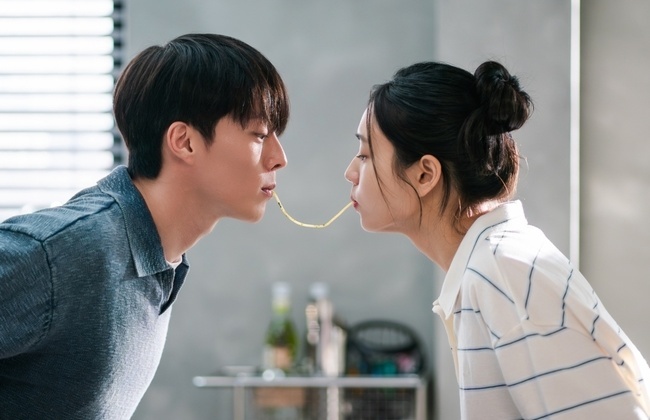 노란 수영복에 섹시한 몸매 어필하는 존예 처자