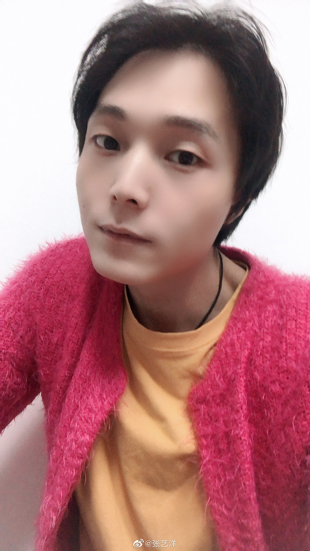 노란 수영복에 섹시한 몸매 어필하는 존예 처자