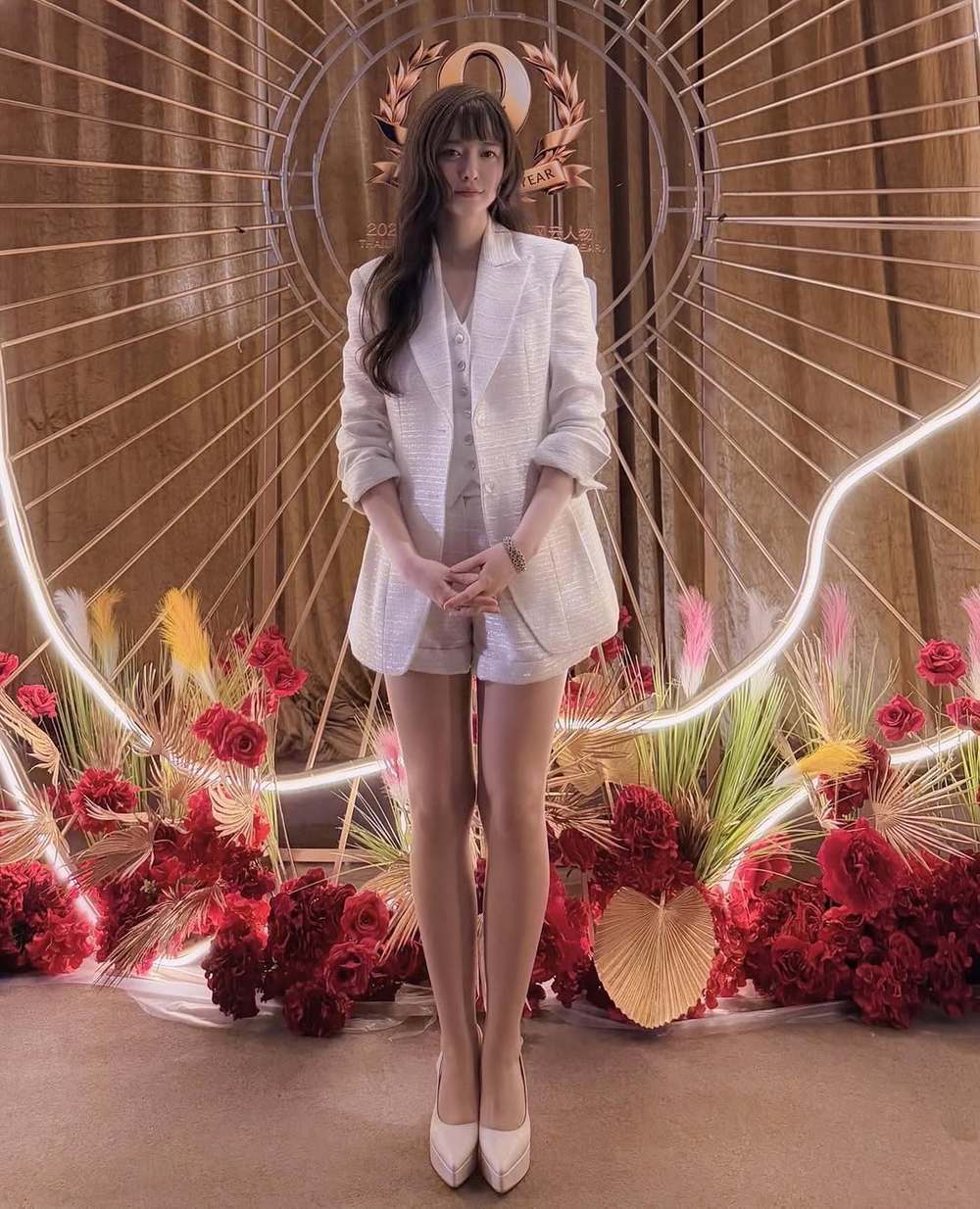 노란 수영복에 섹시한 몸매 어필하는 존예 처자