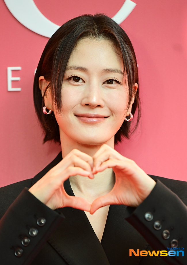 노란 수영복에 섹시한 몸매 어필하는 존예 처자