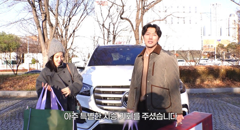 노란 수영복에 섹시한 몸매 어필하는 존예 처자