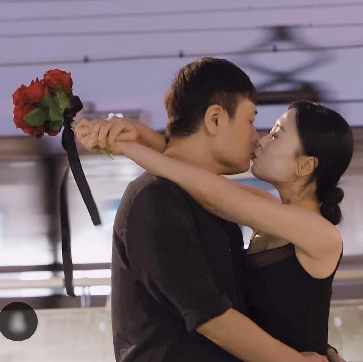 노란 수영복에 섹시한 몸매 어필하는 존예 처자