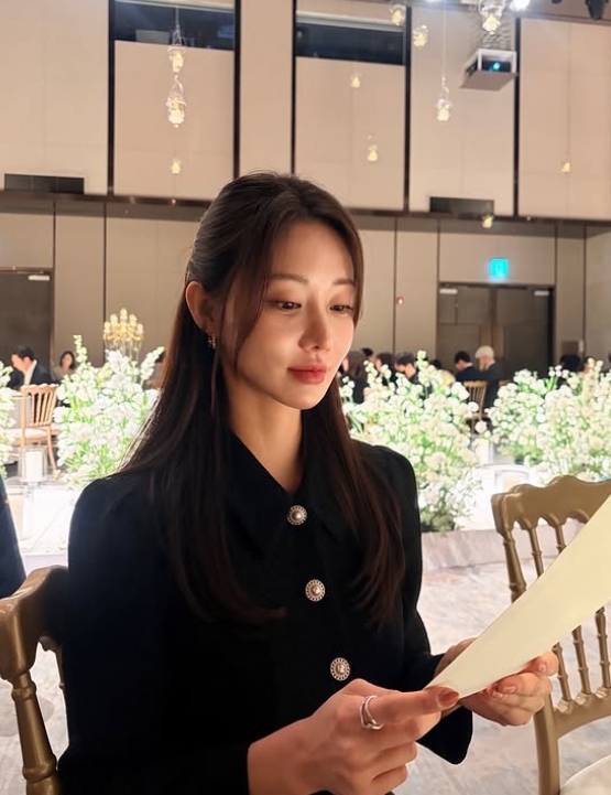 노란 수영복에 섹시한 몸매 어필하는 존예 처자