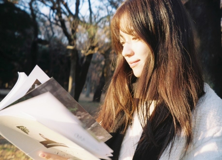 노란 수영복에 섹시한 몸매 어필하는 존예 처자