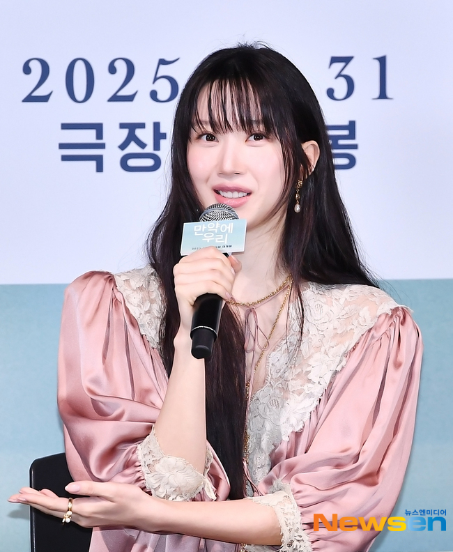 노란 수영복에 섹시한 몸매 어필하는 존예 처자