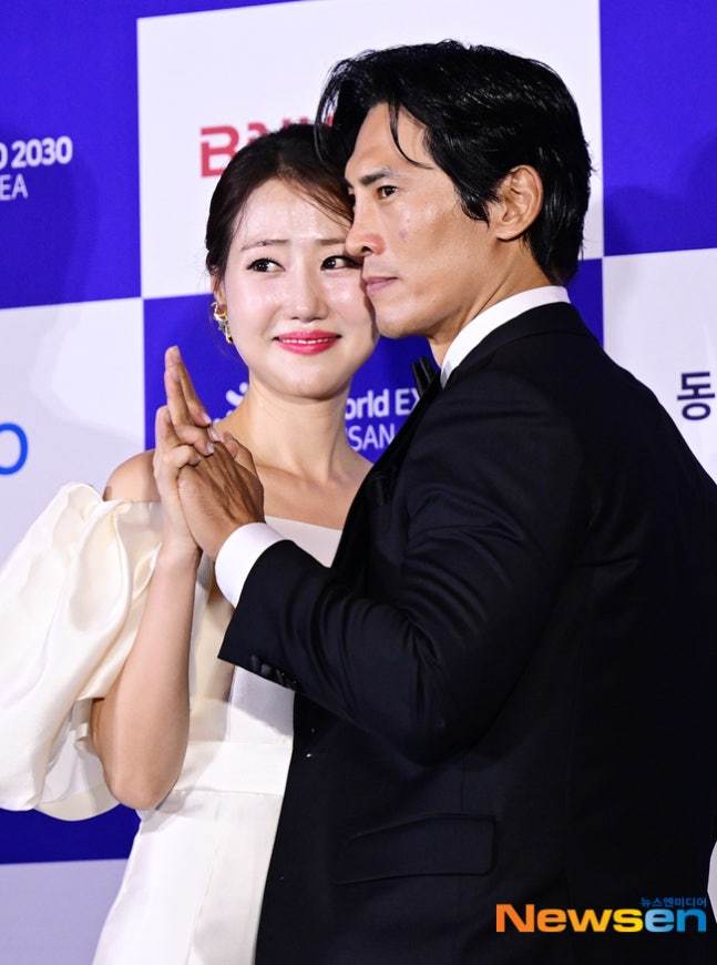 노란 수영복에 섹시한 몸매 어필하는 존예 처자