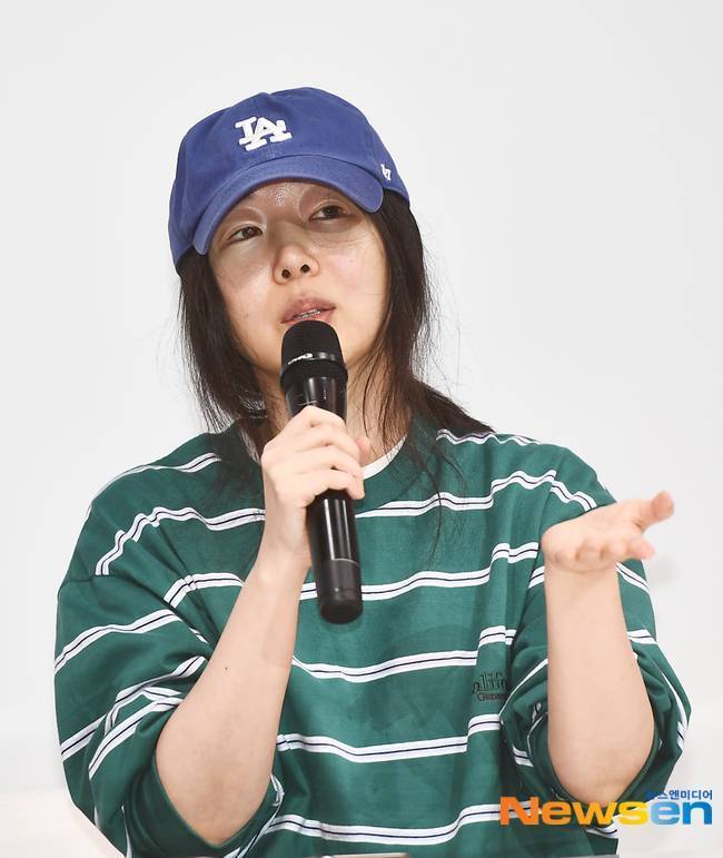 노란 수영복에 섹시한 몸매 어필하는 존예 처자