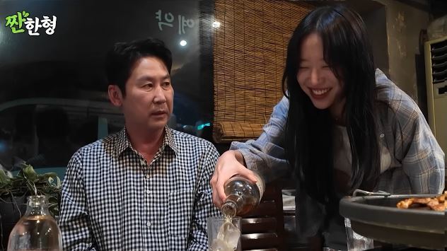 노란 수영복에 섹시한 몸매 어필하는 존예 처자