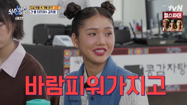 노란 수영복에 섹시한 몸매 어필하는 존예 처자