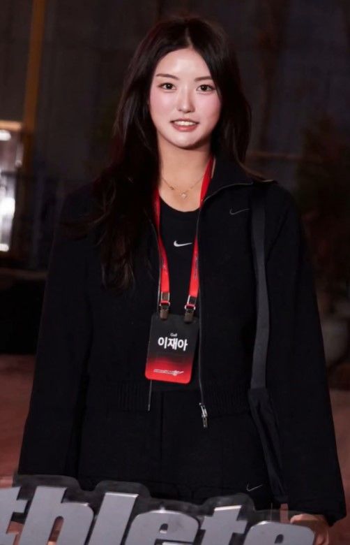 노란 수영복에 섹시한 몸매 어필하는 존예 처자