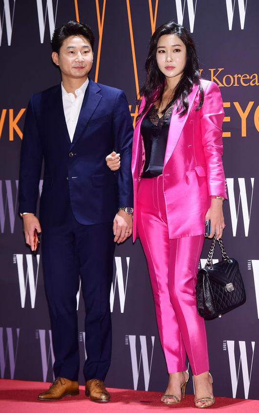 노란 수영복에 섹시한 몸매 어필하는 존예 처자