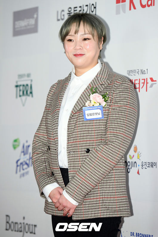 노란 수영복에 섹시한 몸매 어필하는 존예 처자