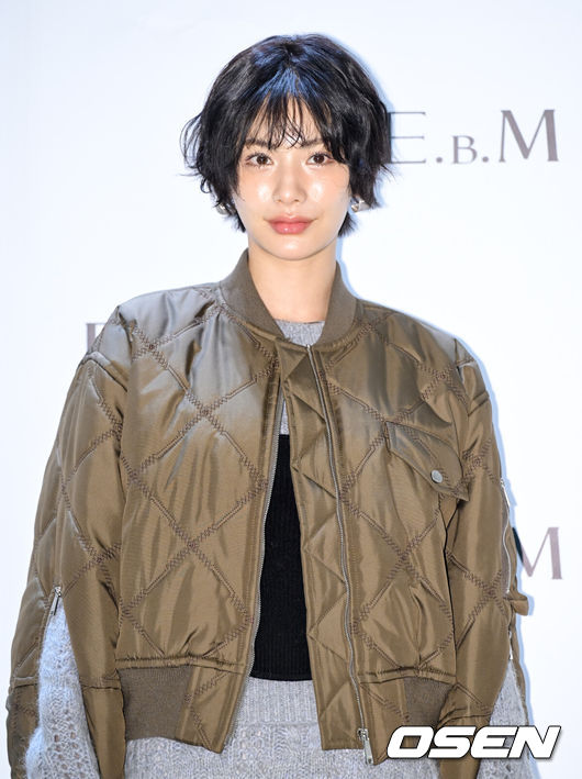 노란 수영복에 섹시한 몸매 어필하는 존예 처자