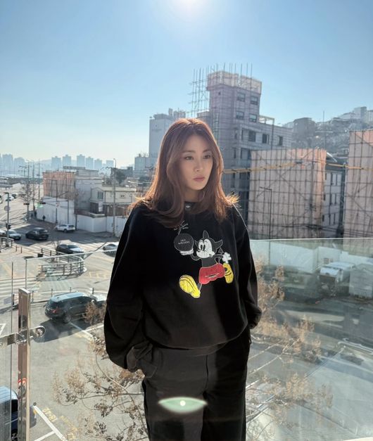 노란 수영복에 섹시한 몸매 어필하는 존예 처자