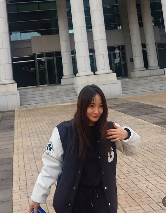 노란 수영복에 섹시한 몸매 어필하는 존예 처자