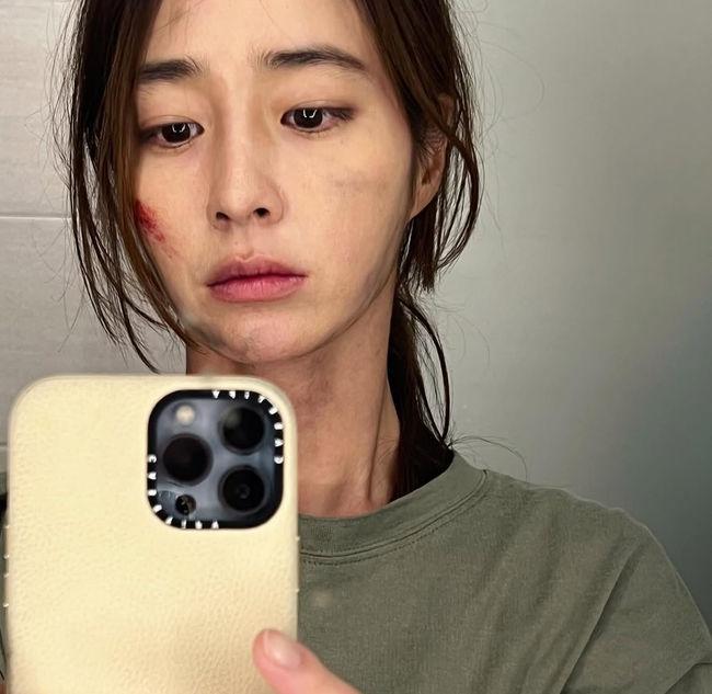 노란 수영복에 섹시한 몸매 어필하는 존예 처자