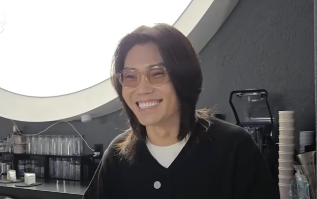 노란 수영복에 섹시한 몸매 어필하는 존예 처자