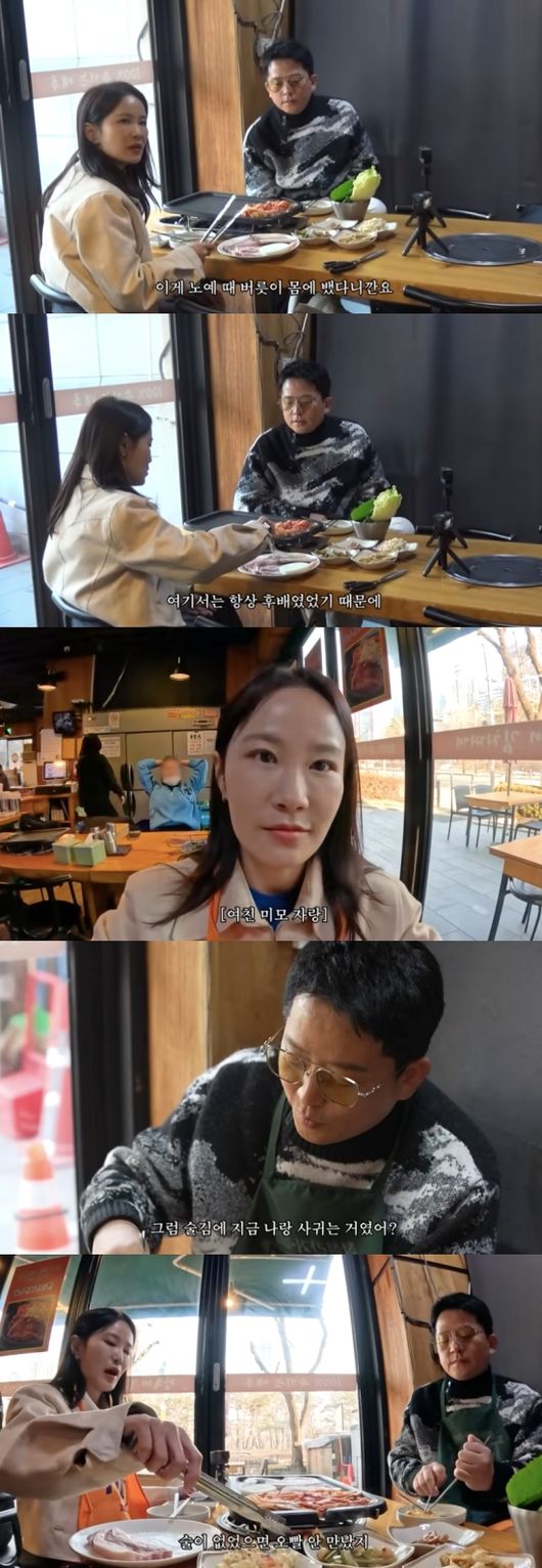 노란 수영복에 섹시한 몸매 어필하는 존예 처자