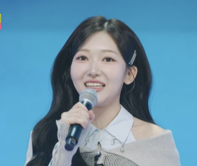 노란 수영복에 섹시한 몸매 어필하는 존예 처자