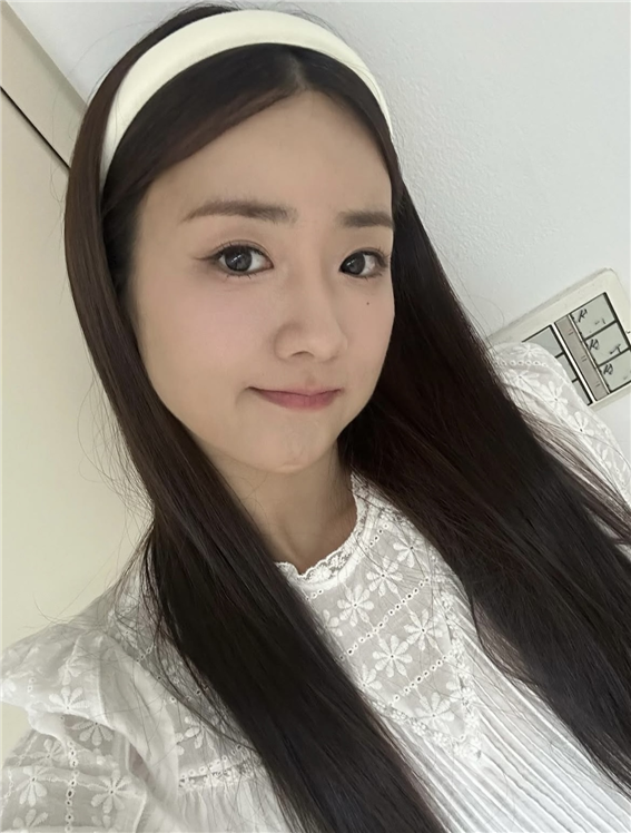 노란 수영복에 섹시한 몸매 어필하는 존예 처자