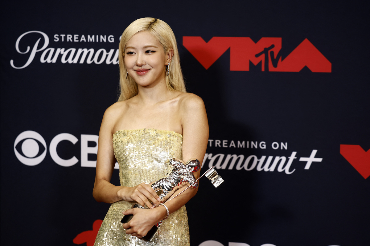 노란 수영복에 섹시한 몸매 어필하는 존예 처자