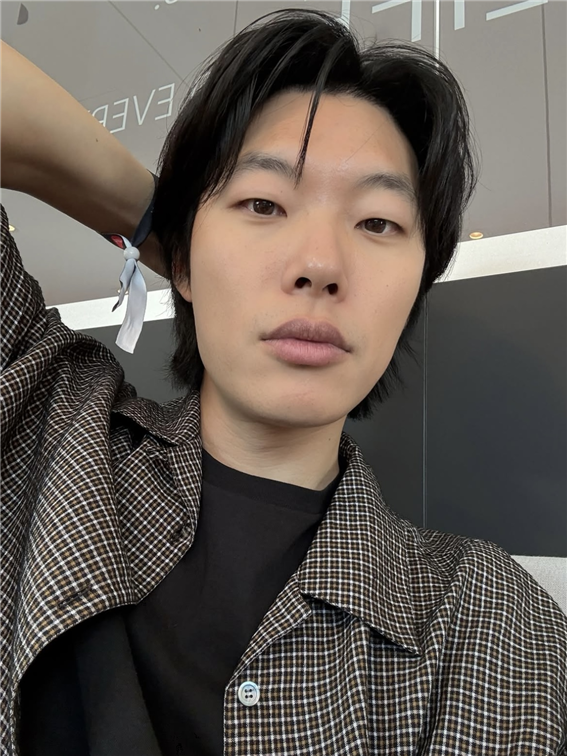 노란 수영복에 섹시한 몸매 어필하는 존예 처자