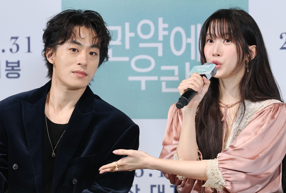 노란 수영복에 섹시한 몸매 어필하는 존예 처자