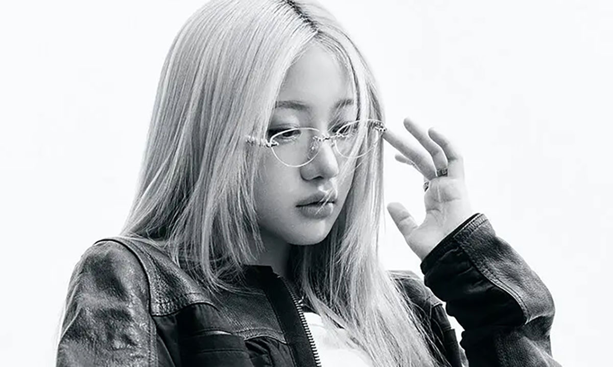 노란 수영복에 섹시한 몸매 어필하는 존예 처자