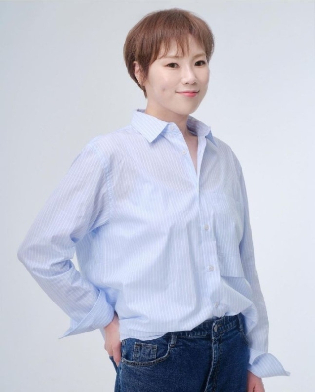 노란 수영복에 섹시한 몸매 어필하는 존예 처자