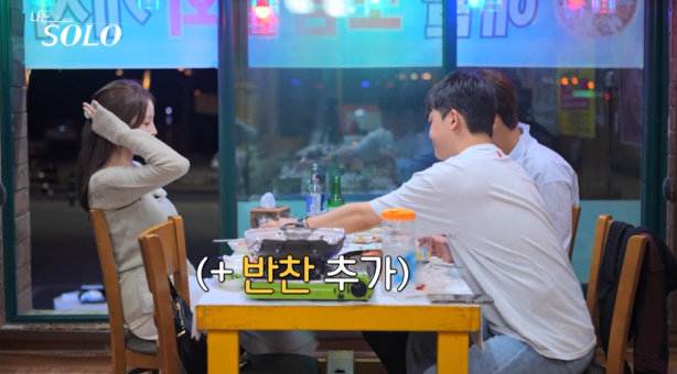 노란 수영복에 섹시한 몸매 어필하는 존예 처자